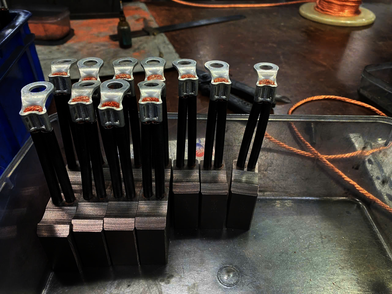 Chổi than công nghiệp, chổi than, chổi than động cơ,