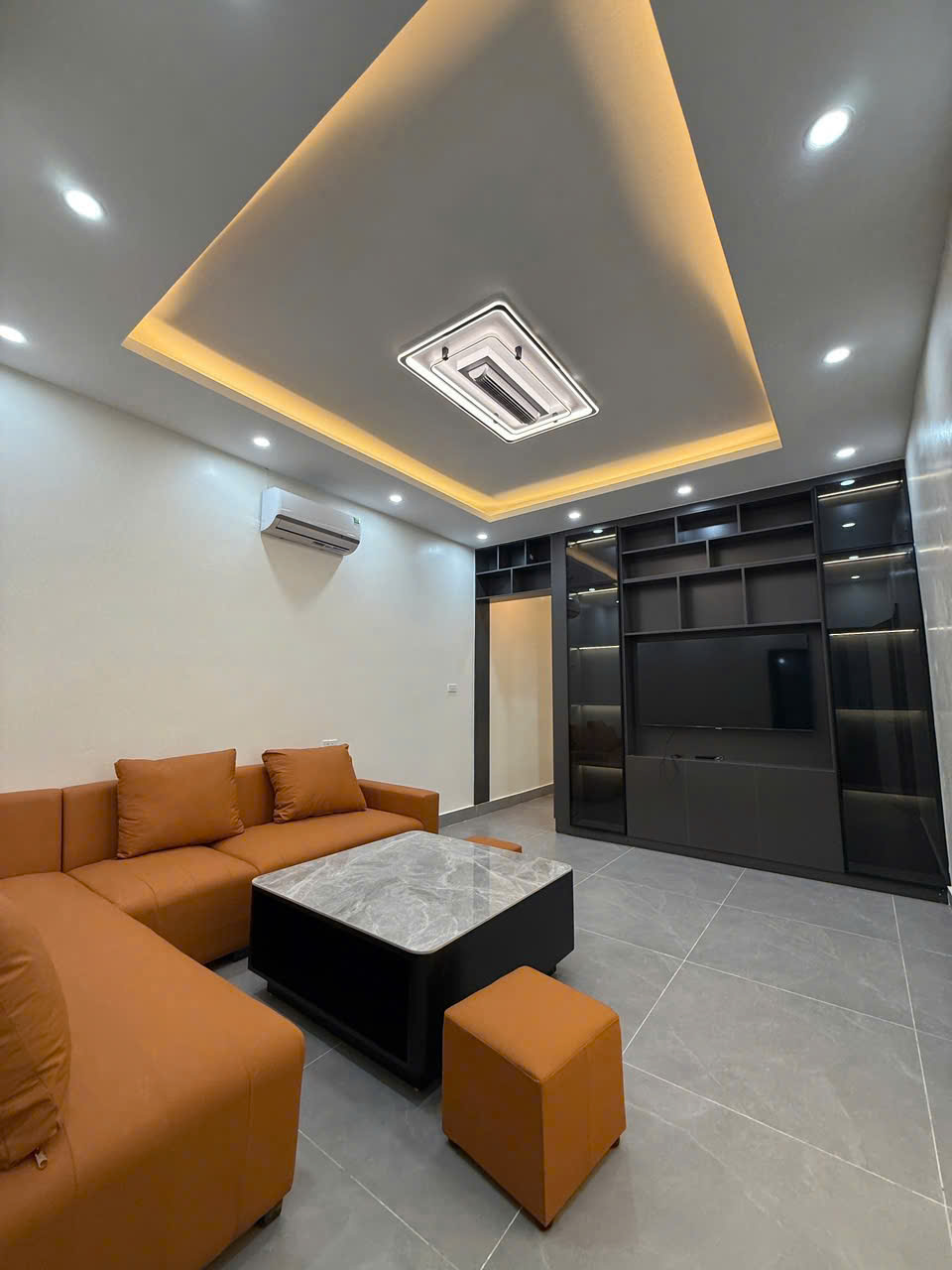 Bán căn  tầng 2 tập thể Nguyễn Công Trứ diện tích 75m2 giá 4.4 tỷ