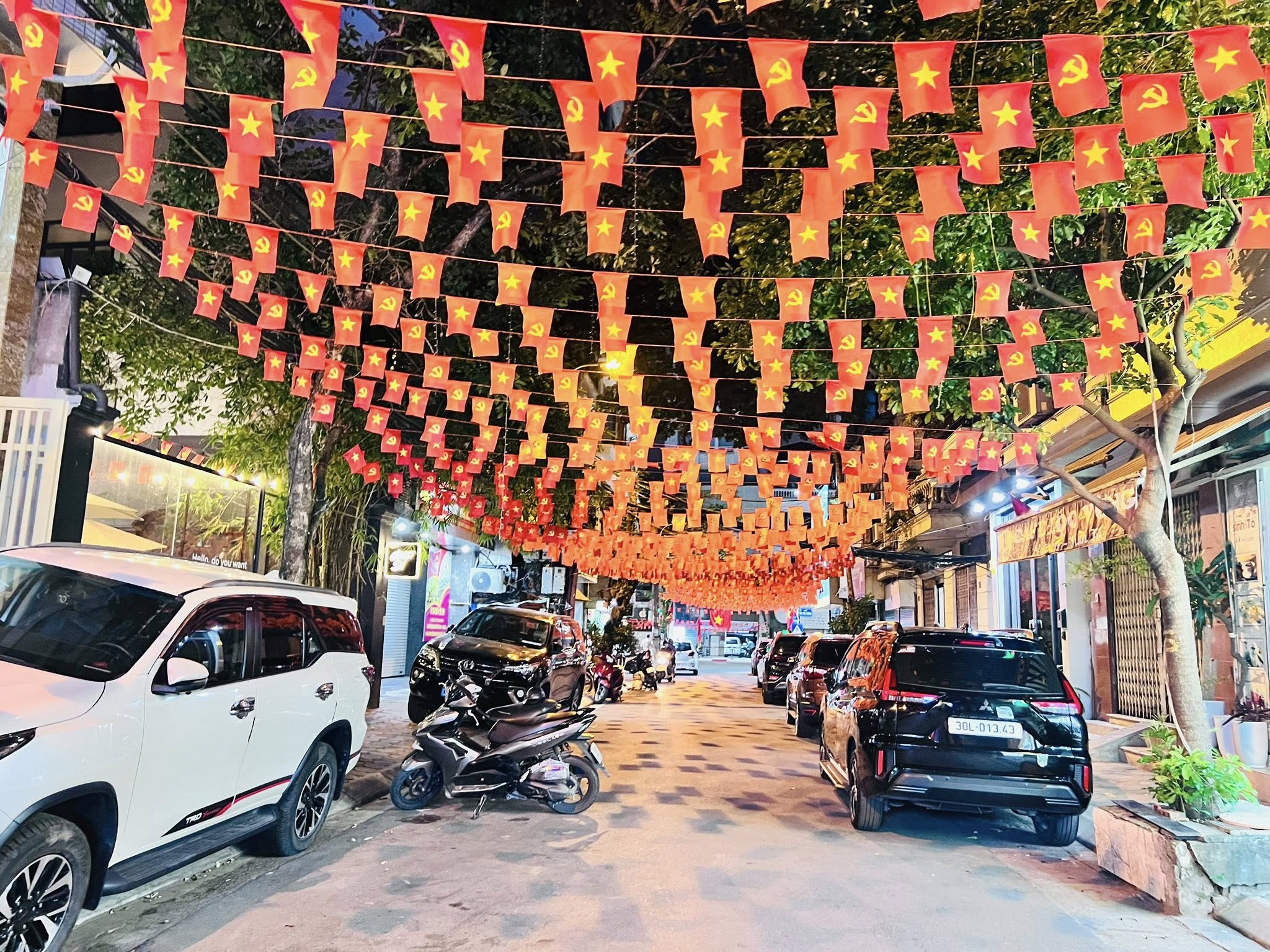 Bán nhà lô góc mặt phố Hồ Giám, Đống Đa,  3 tầng 84m2 giá 43 tỷ