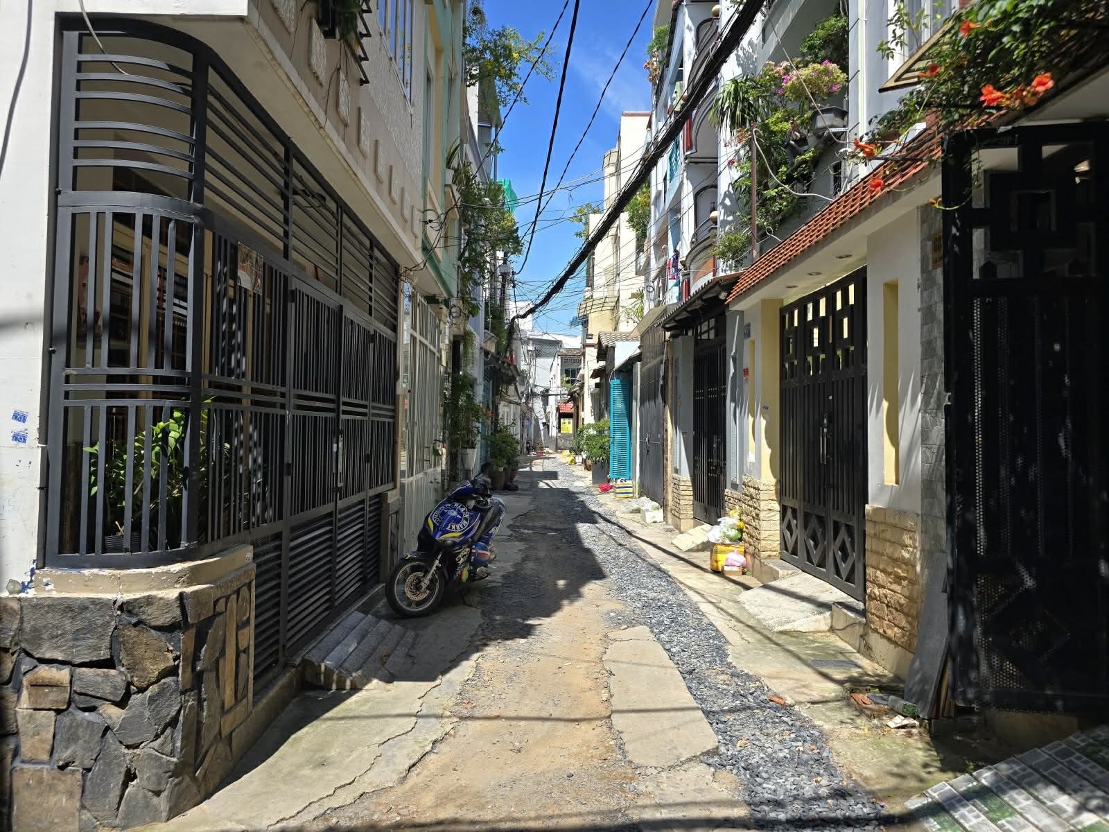 Bán nhà hẻm 4m Lạc Long Quân Tân Bình 4x13.5m 3 tầng giá 6 tỷ 5 TL